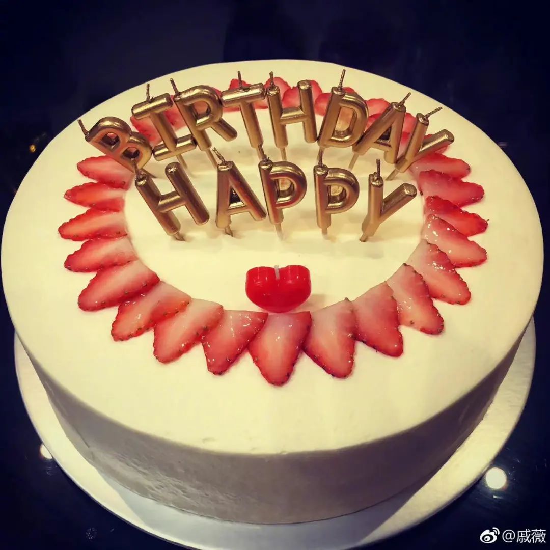 祝女儿节日快乐↓2016年1月16日是lucky的第一个生日,戚薇在微博晒出