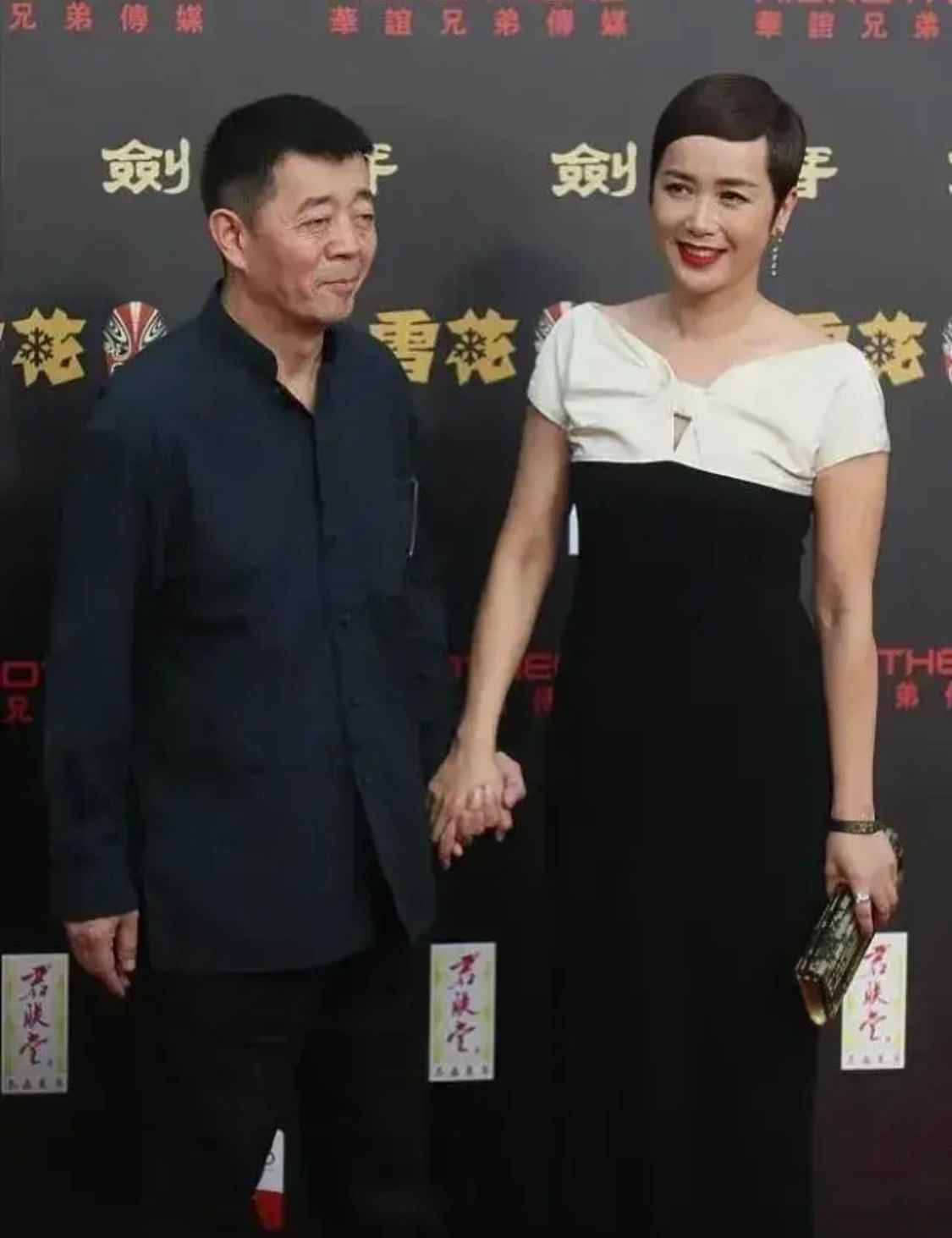 蒋雯丽夫妇携手亮相蒋雯丽打扮时尚老公显老夫妻俩像是两辈人