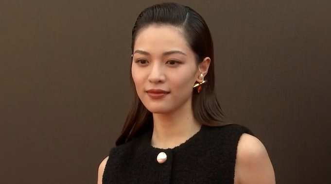 演员钟楚曦,周游亮相 ,都是全黑look,状态很不错