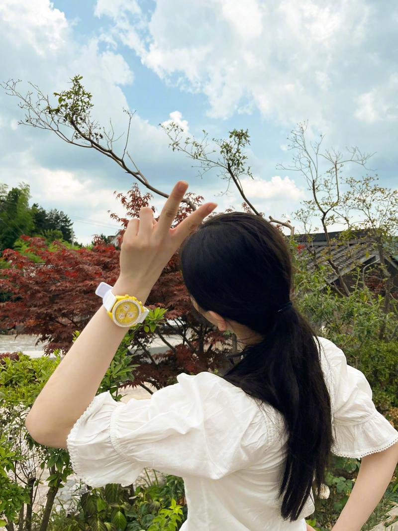 刘诗诗晒私服美搭六宫格夕阳映衬下的背影美得不像话