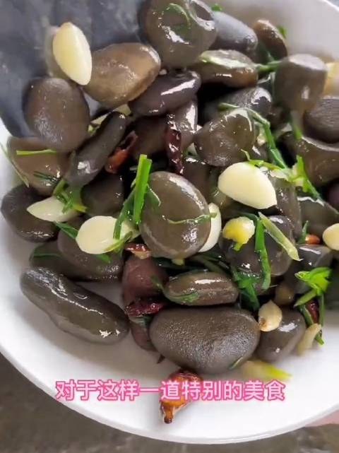 我是头一次听说，湖北恩施的土家族人有一道下酒菜“嗦丢”……_新浪新闻