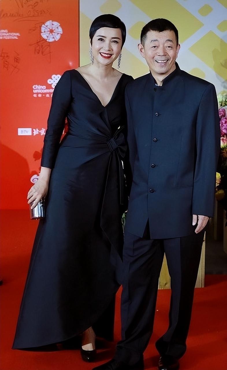 蒋雯丽夫妇携手亮相蒋雯丽打扮时尚老公显老夫妻俩像是两辈人