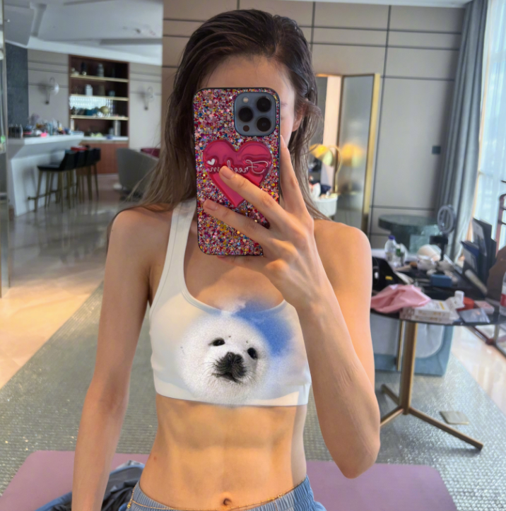 金晨晒照狂炫腹肌,身材纤瘦肌肉线条均匀,带艾灸上班好可爱休闲区蓝鸢梦想 - Www.slyday.coM 金晨晒照狂炫腹肌,身材纤瘦肌肉线条均匀,带艾灸上班好可爱休闲区蓝鸢梦想 - Www.slyday.coM