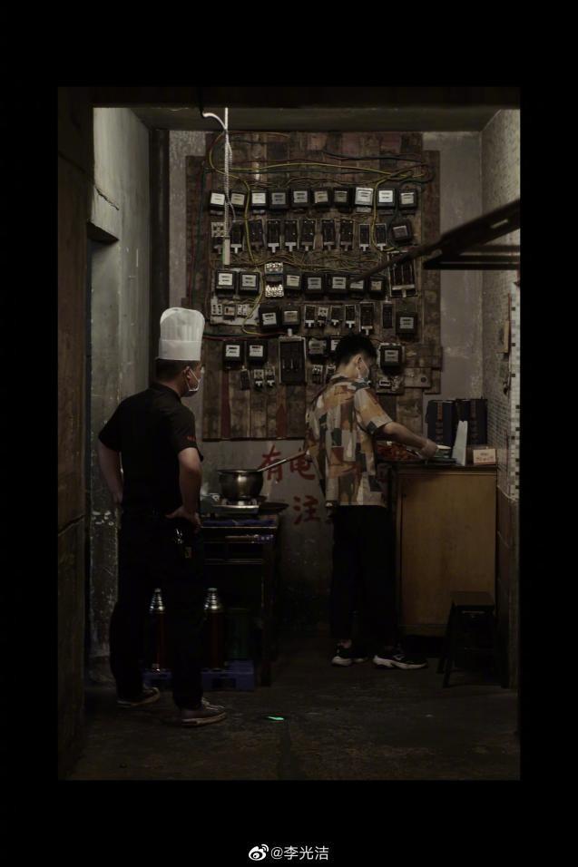 李光洁比摄影师还会拍,镜头里的细节好有市井感!这综艺请对了人休闲区蓝鸢梦想 - Www.slyday.coM 李光洁比摄影师还会拍,镜头里的细节好有市井感!这综艺请对了人休闲区蓝鸢梦想 - Www.slyday.coM