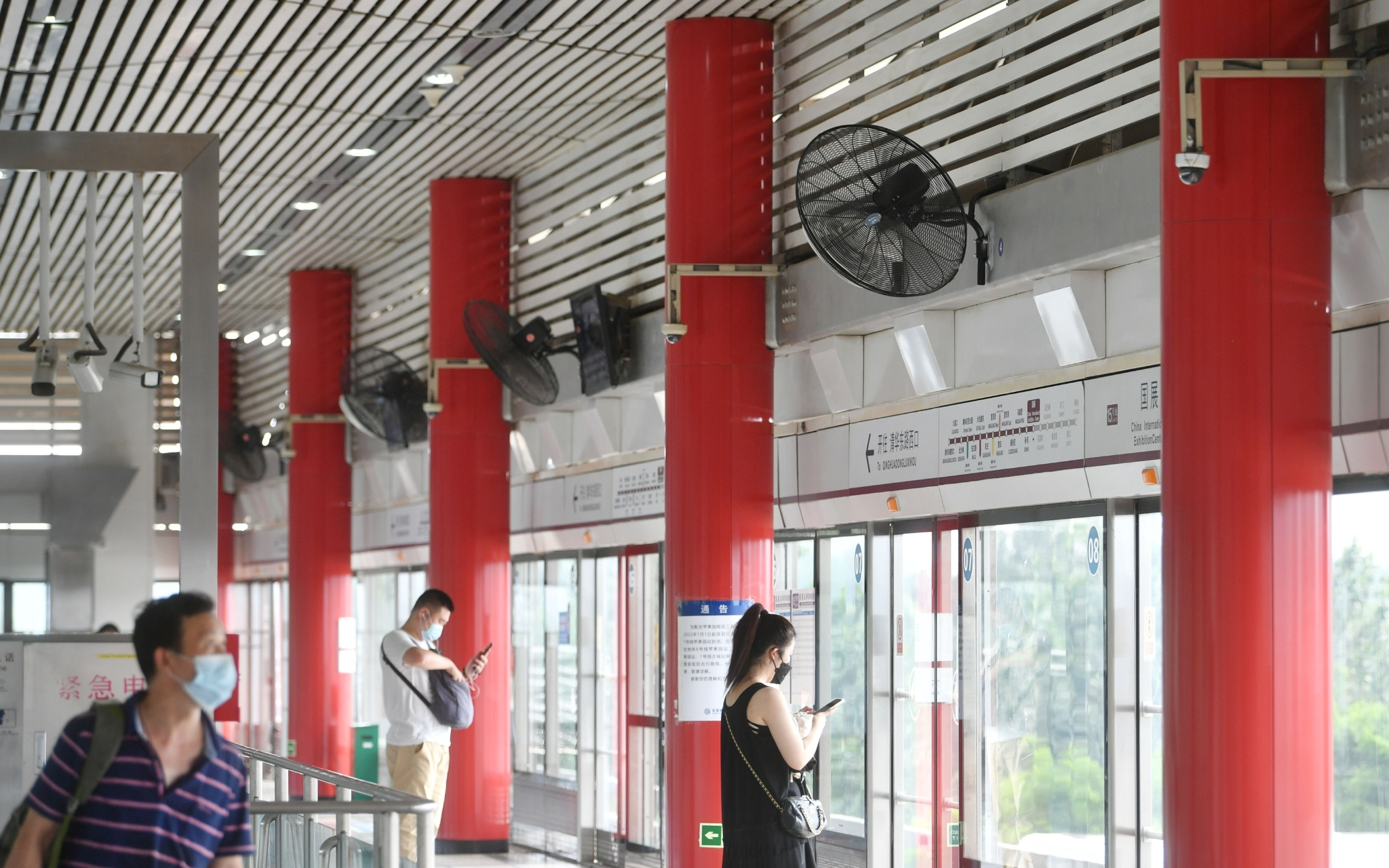 地铁15号线国展站，加装了24台工业级风扇。新京报记者 王贵彬 摄