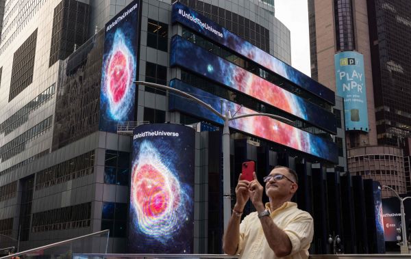 7月12日，美国纽约时报广场大屏上展示韦布望远镜拍摄的图像。（法新社）