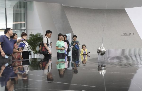 图片说明 2021年7月17日，参观者在上海天文馆大厅内观看证明地球自转的装置。新华社