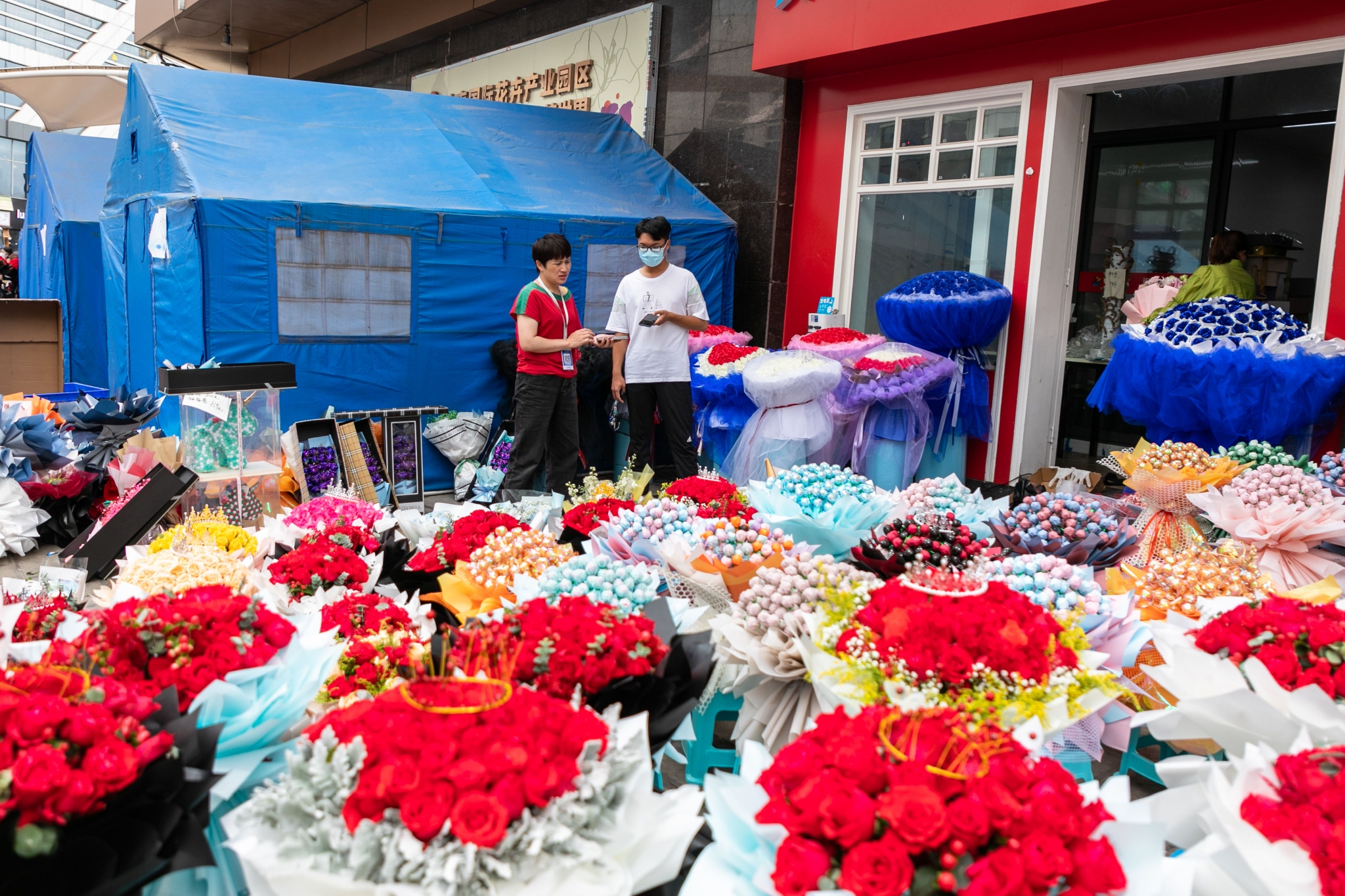 8月4日，消费者在云南昆明斗南花市选购鲜花。新华社记者 曹梦瑶 摄