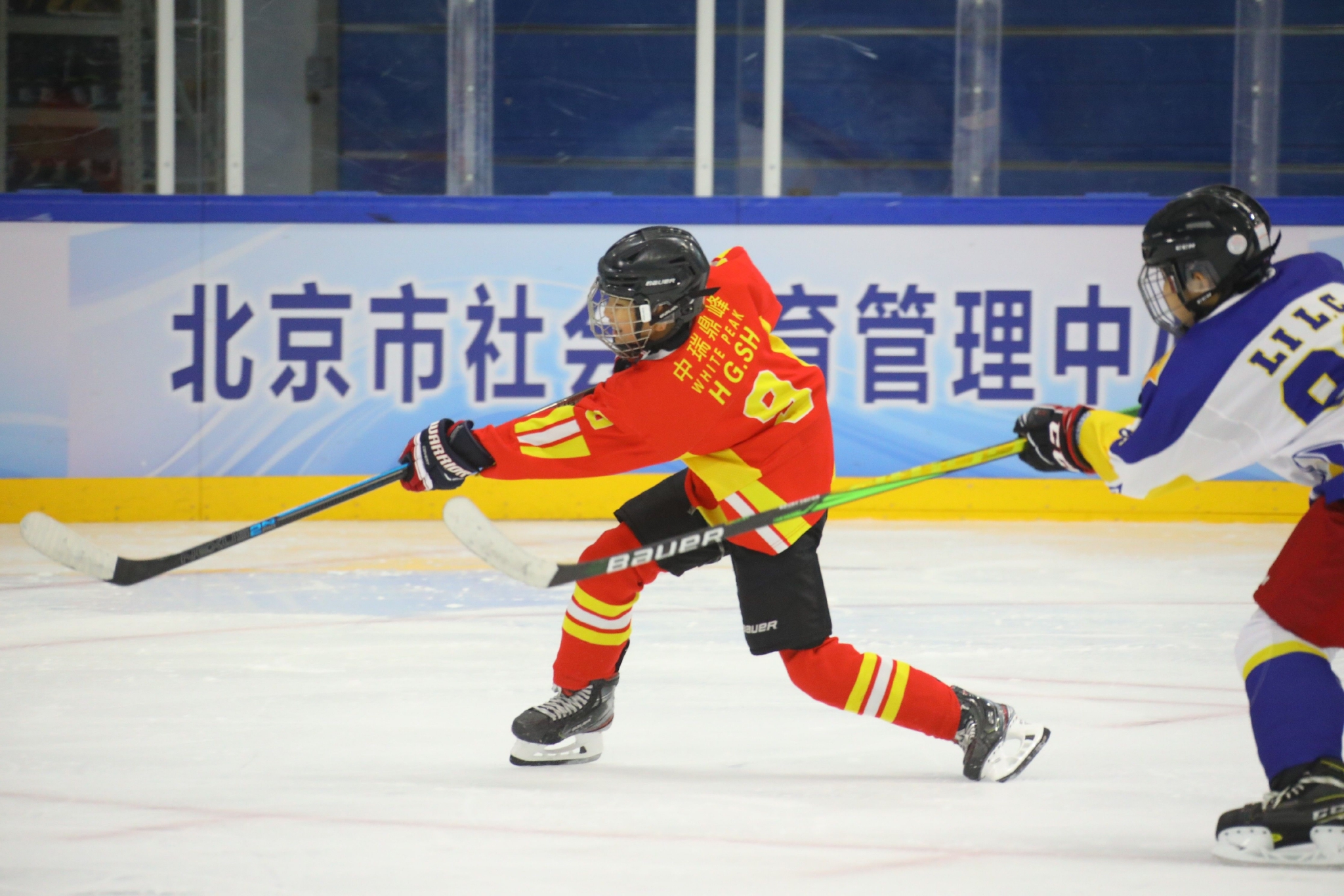 冰雪运动再燃冬奥激情 千人挥杆上演冰球大战__财经头条