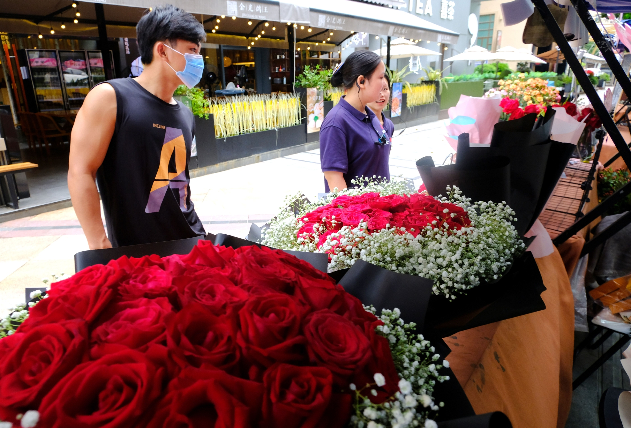8月4日,消费者在广西南宁一家花店挑选鲜花。新华社记者 周华 摄
