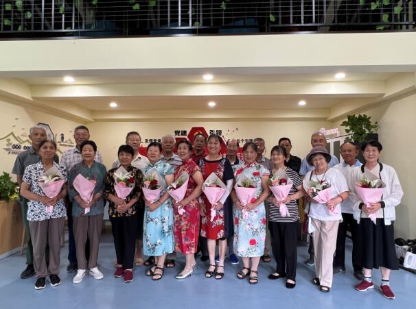 “岁月无声 一路有你”七夕老年人主题活动温馨举行