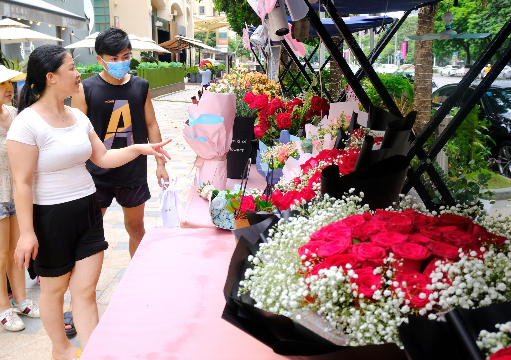 8月4日,消费者在广西南宁一家花店挑选鲜花。新华社记者 周华 摄