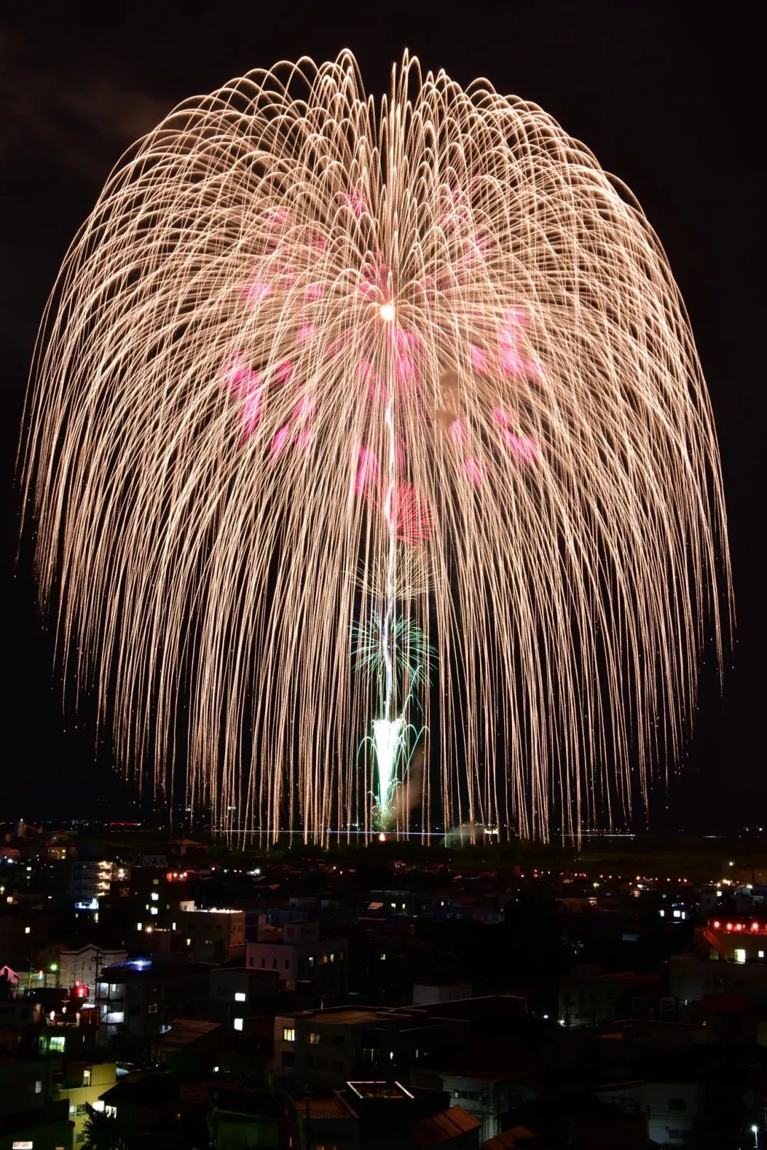 像巨大花朵绽放在头顶直径650米的烟花球「正三尺玉」twi@betatsu2/摄