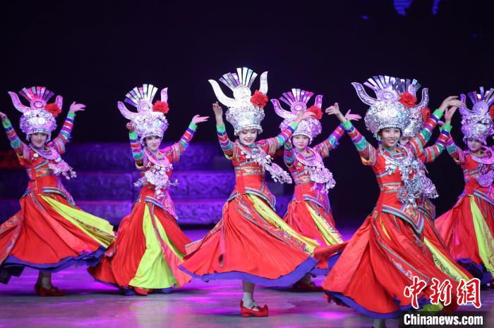 贵阳大剧院上演多彩贵州风民族歌舞剧