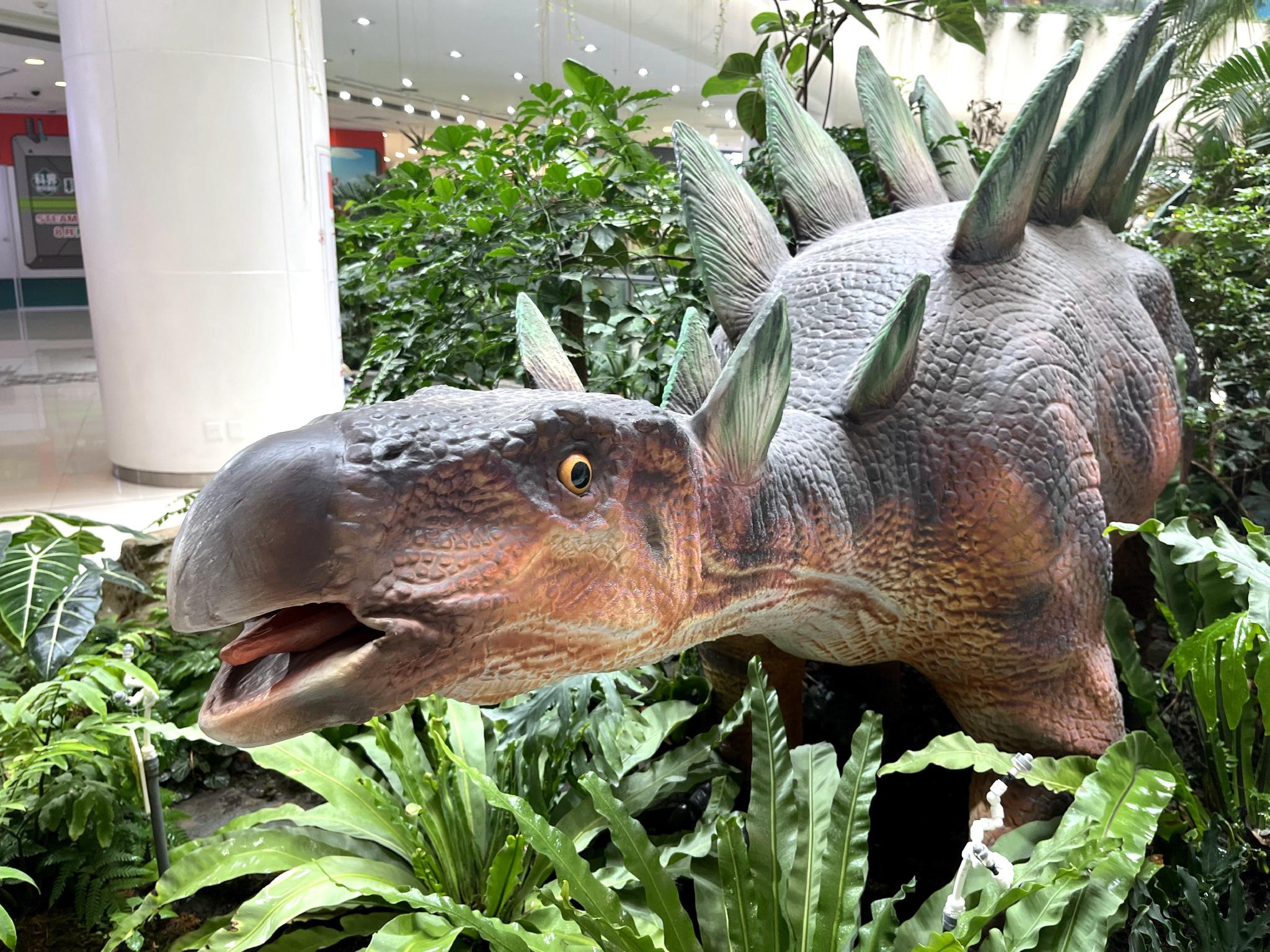 一只高度超过9米,置身于峡谷森林和"粉色海滩"之上的粉色恐龙骨架,将