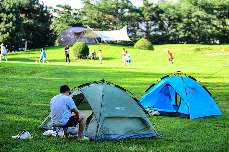 2022年7月24日,沈阳,市民在和平体育公园搭帐篷露营.视觉中国 图