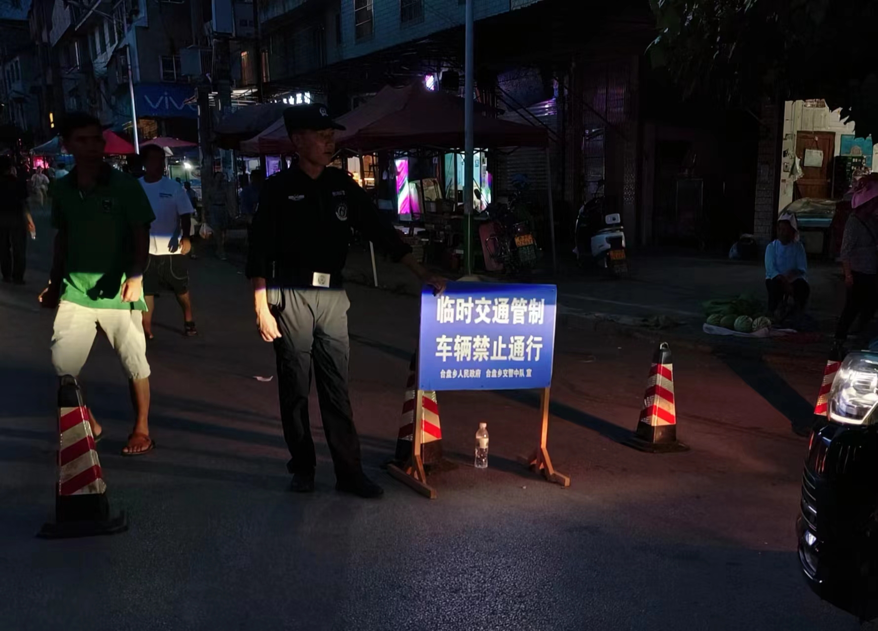 交警摆出指示牌。 澎湃新闻记者 胡杰 图