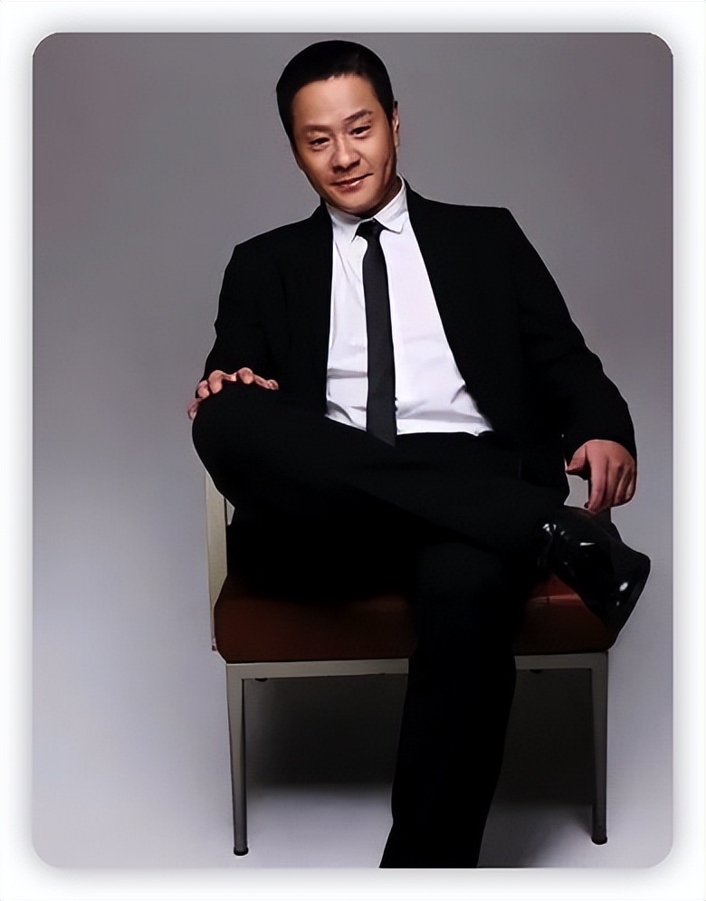 杨若兮晒一家三口合照称连奕名是老情人再被提及和刘威老少恋