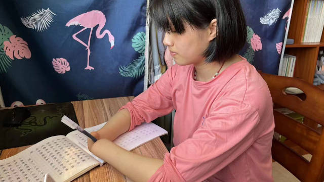 无手女孩考上大学把练字当解压 :考试从未延迟交卷