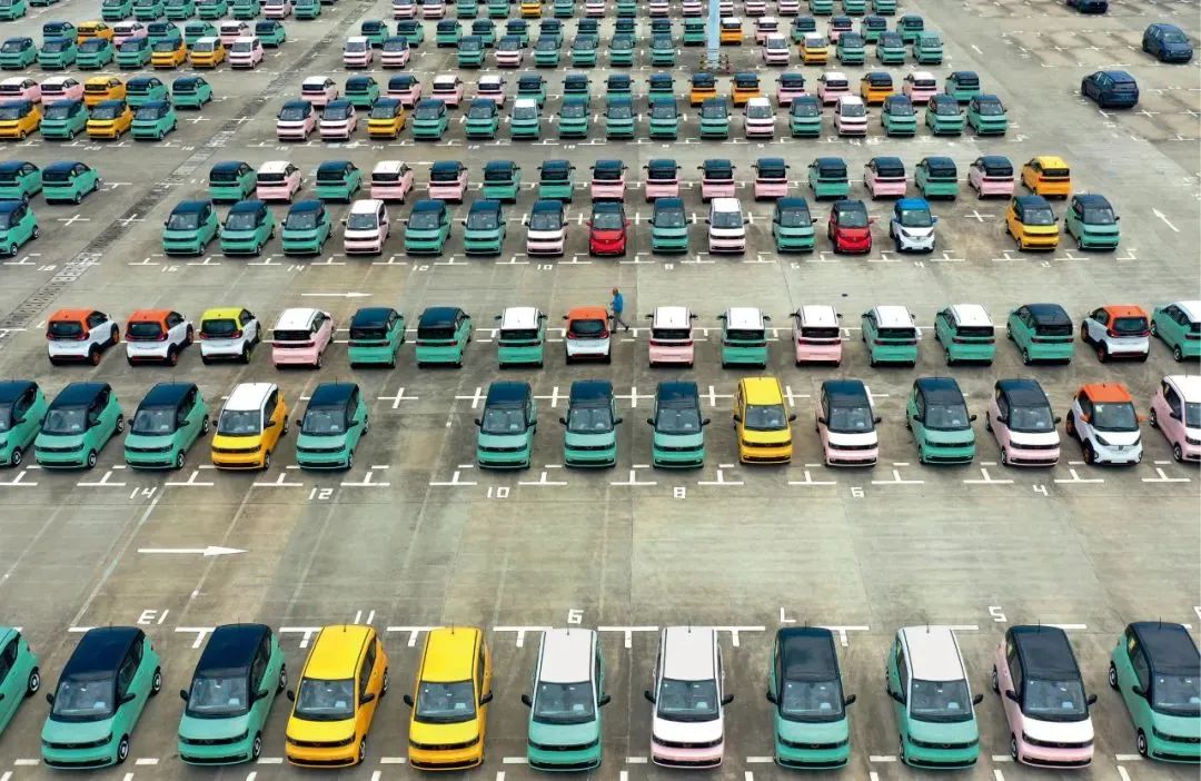 ▲广西柳州一家汽车物流园,工作人员检查准备外运的新能源汽车。黎寒池摄/《瞭望》新闻周刊