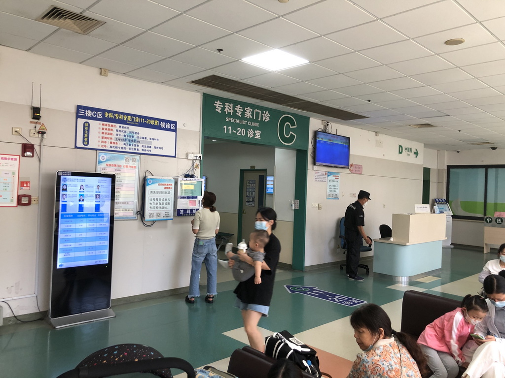 8月4日下午,复旦大学附属儿科医院心理科候诊区域.