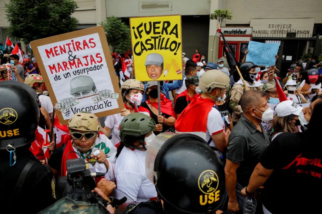当地时间2022年3月28日，秘鲁利马，当地民众在国会外示威。图/IC photo
