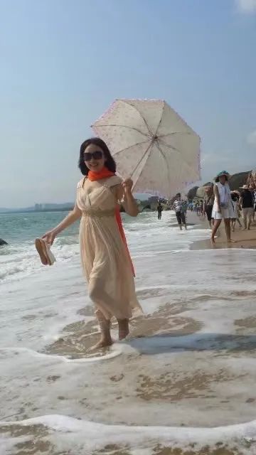 2015年，刘文燕在海南的海滩上留影。受访者供图