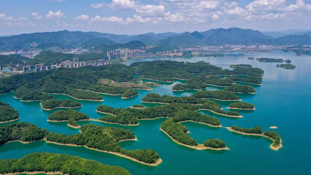 浙江淳安千岛湖珍珠列岛碧波涟漪美景如画