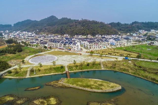 一村一景安徽黄山区沟村村黄山脚下的长寿村