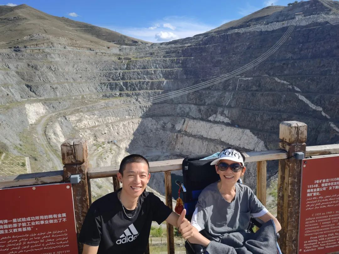 7月2日，赵天赐和刘文燕在可可托海矿坑景区合照。受访者供图