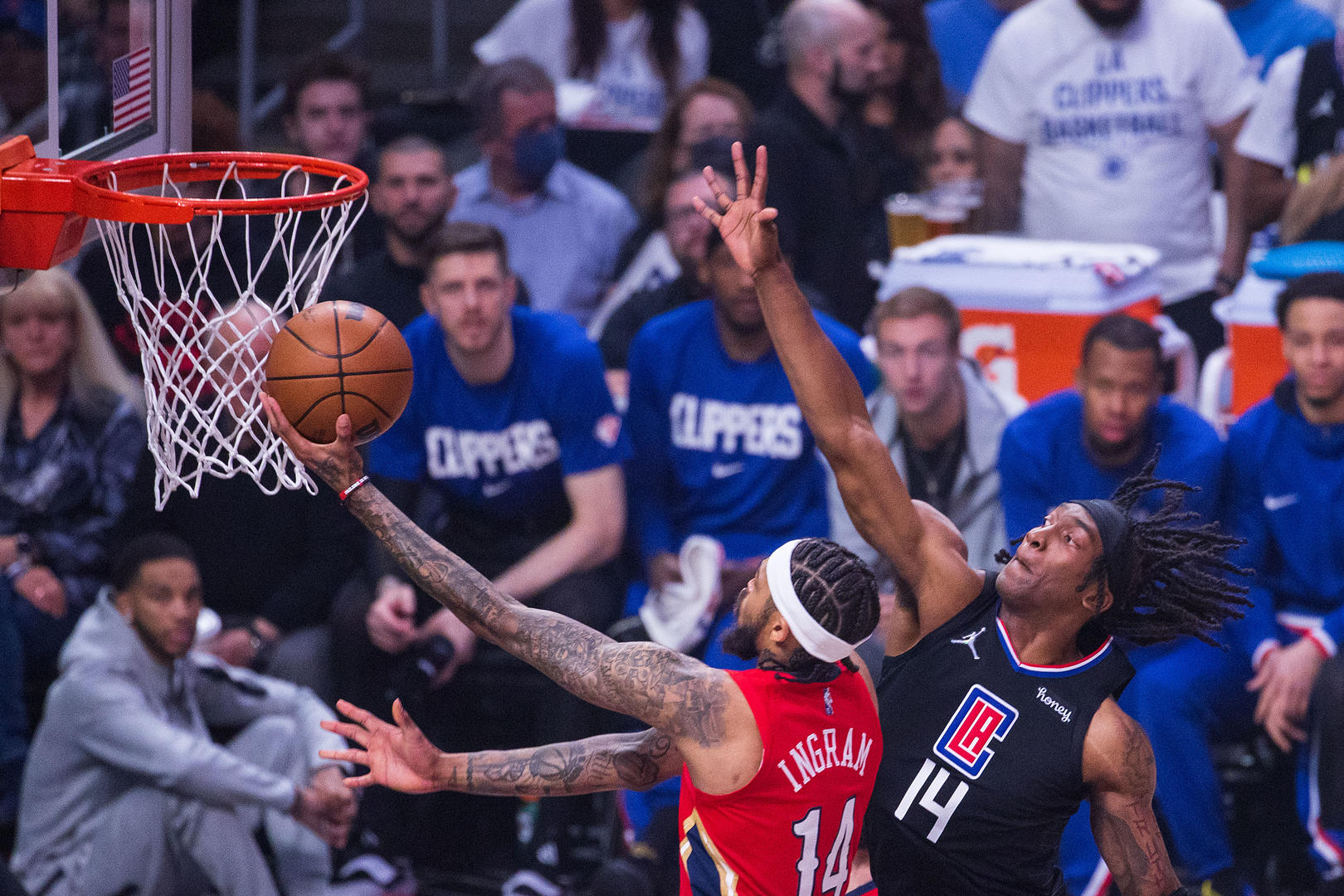 快船詹姆斯强势崛起引领球队新纪元攻防两端展现巨星风采