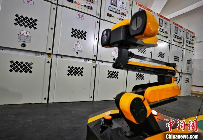 轮式智能巡检机器人正在长嘉汇配电房内巡查电力设备运行情况.