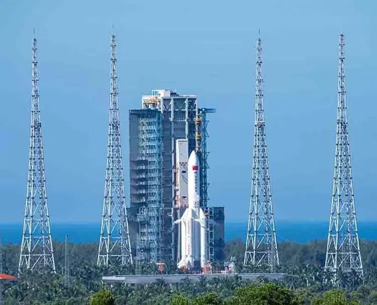 2022年7月24日,长征五号b遥三运载火箭发射塔架全部打开.