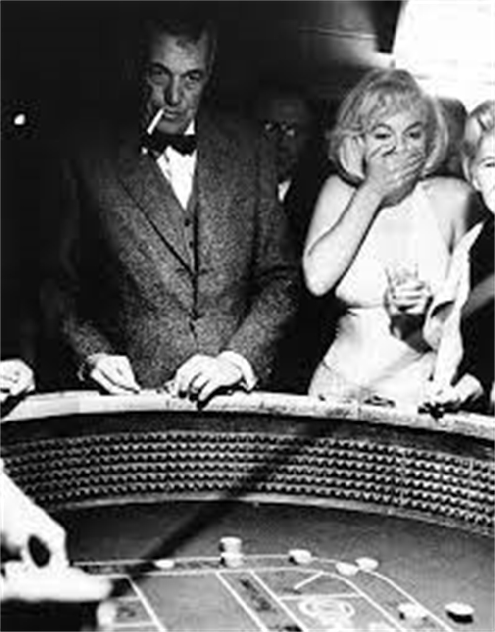 約翰·休斯頓與夢露在拍攝《亂點鴛鴦譜》期間