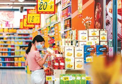 近日，顾客在贵州省安顺市西秀区一家超市选购零食。陈 熙摄（新华社发）