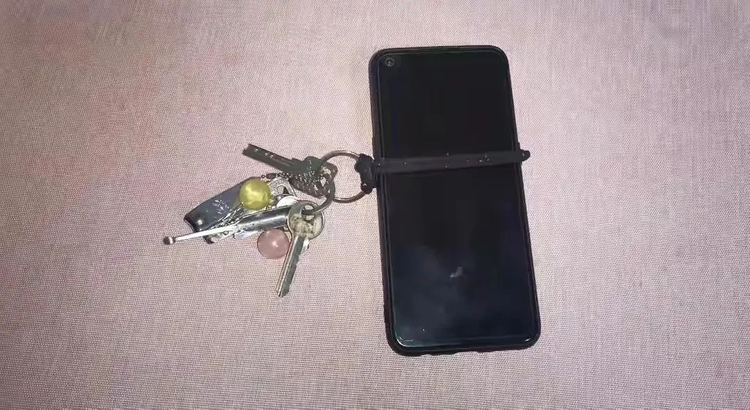 将手机放在密闭金属盒子里边
