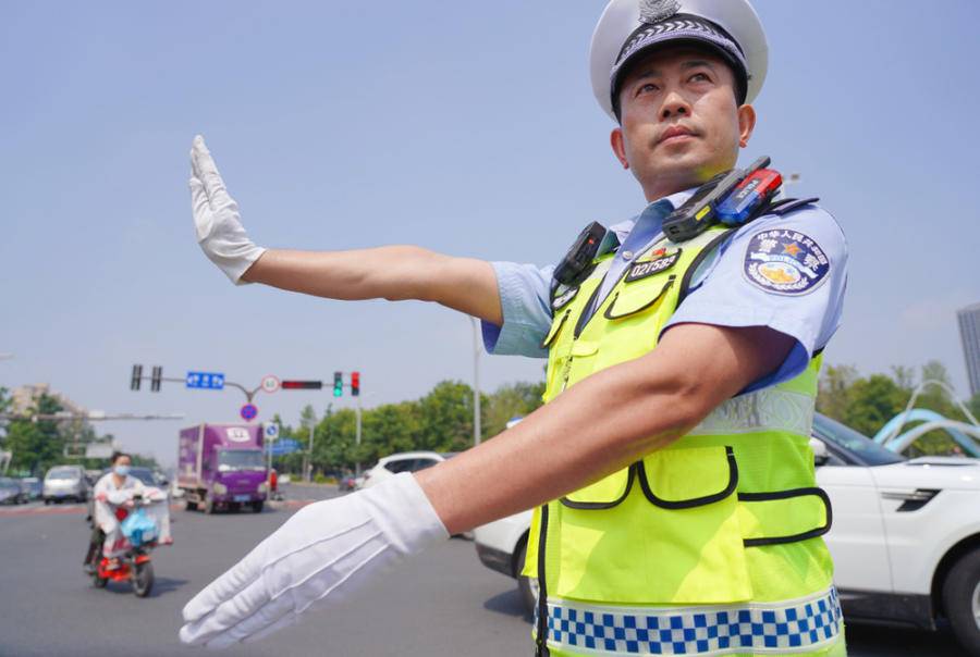看酷暑下的淄博交警|高温|淄博市|交警_新浪新闻