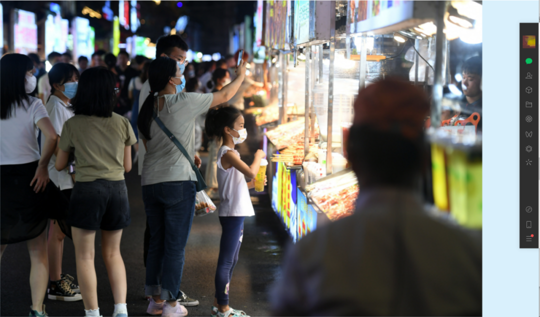 ▲8月3日，广西南宁市中山路美食街，年轻人逛夜市、吃夜宵、喝冷饮，催热当地“夜经济”。图/新华社