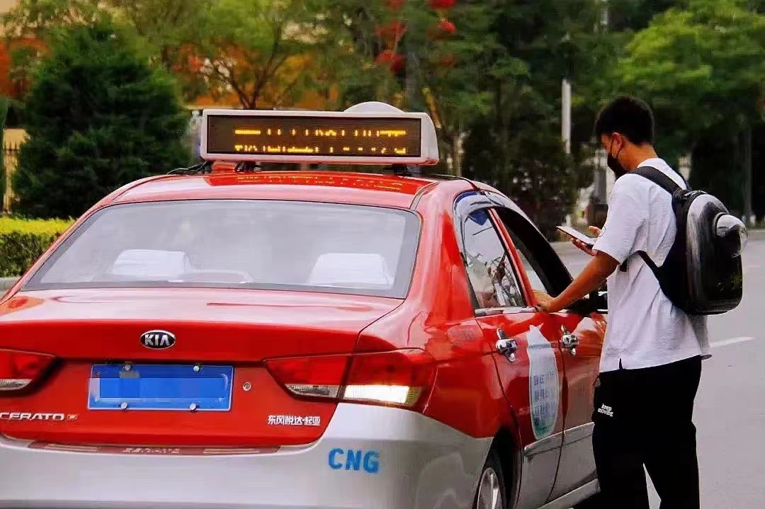 出租车恢复运营,乘客扫码上车.