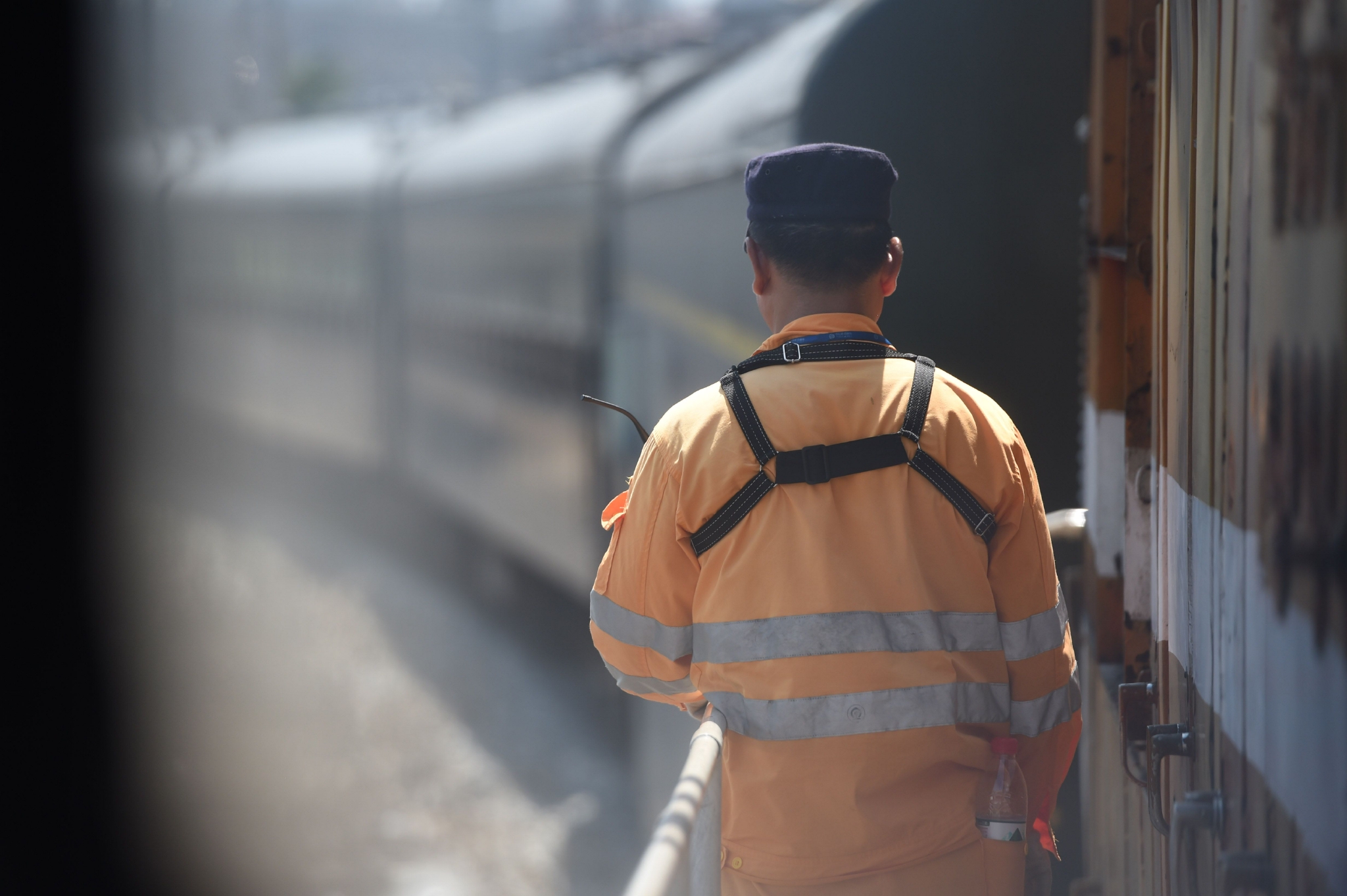 暑运中的调车员:坚守岗位 保障行车安全__财经头条