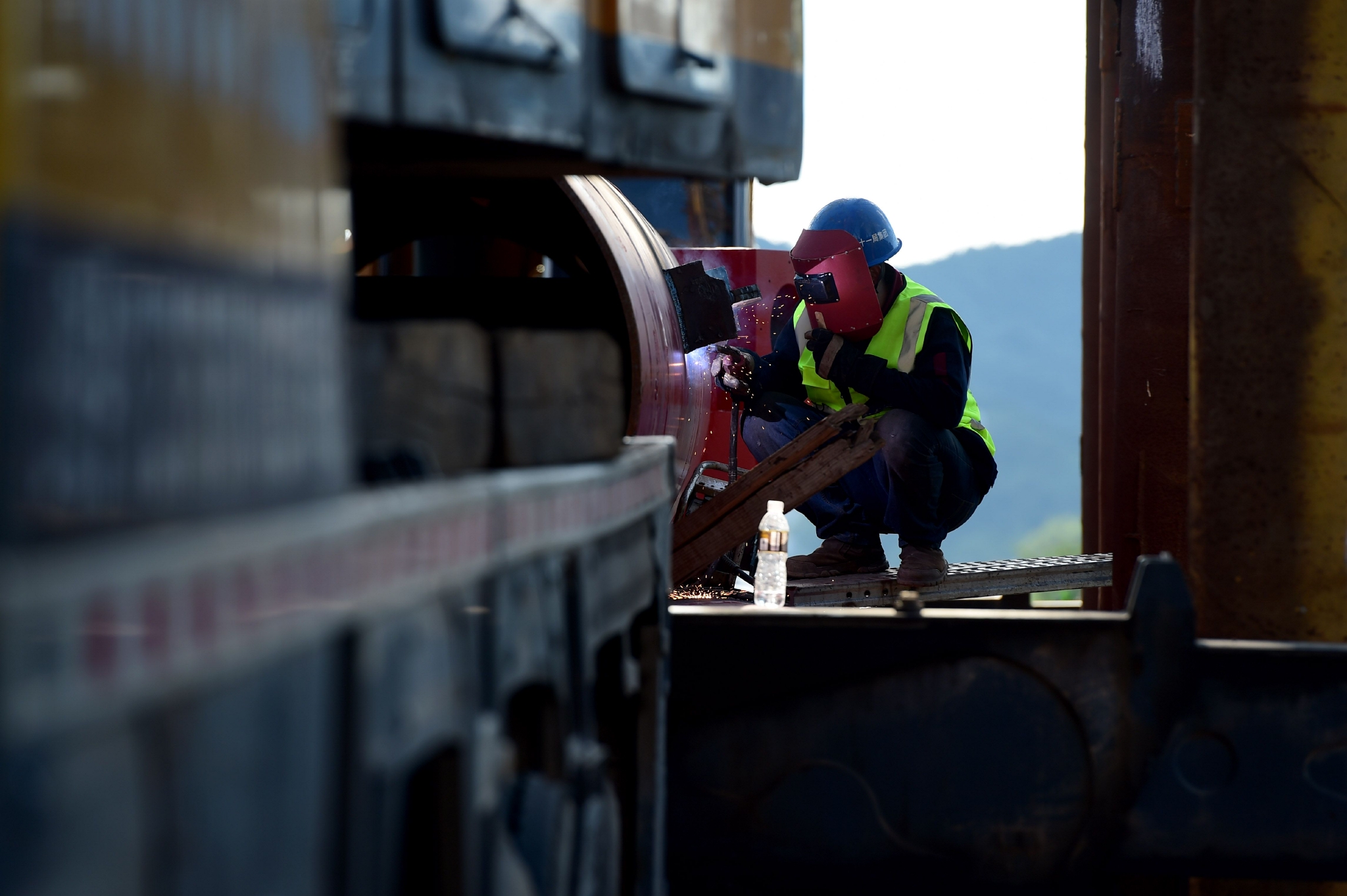 安徽池州:高温下的铁路建设者__财经头条