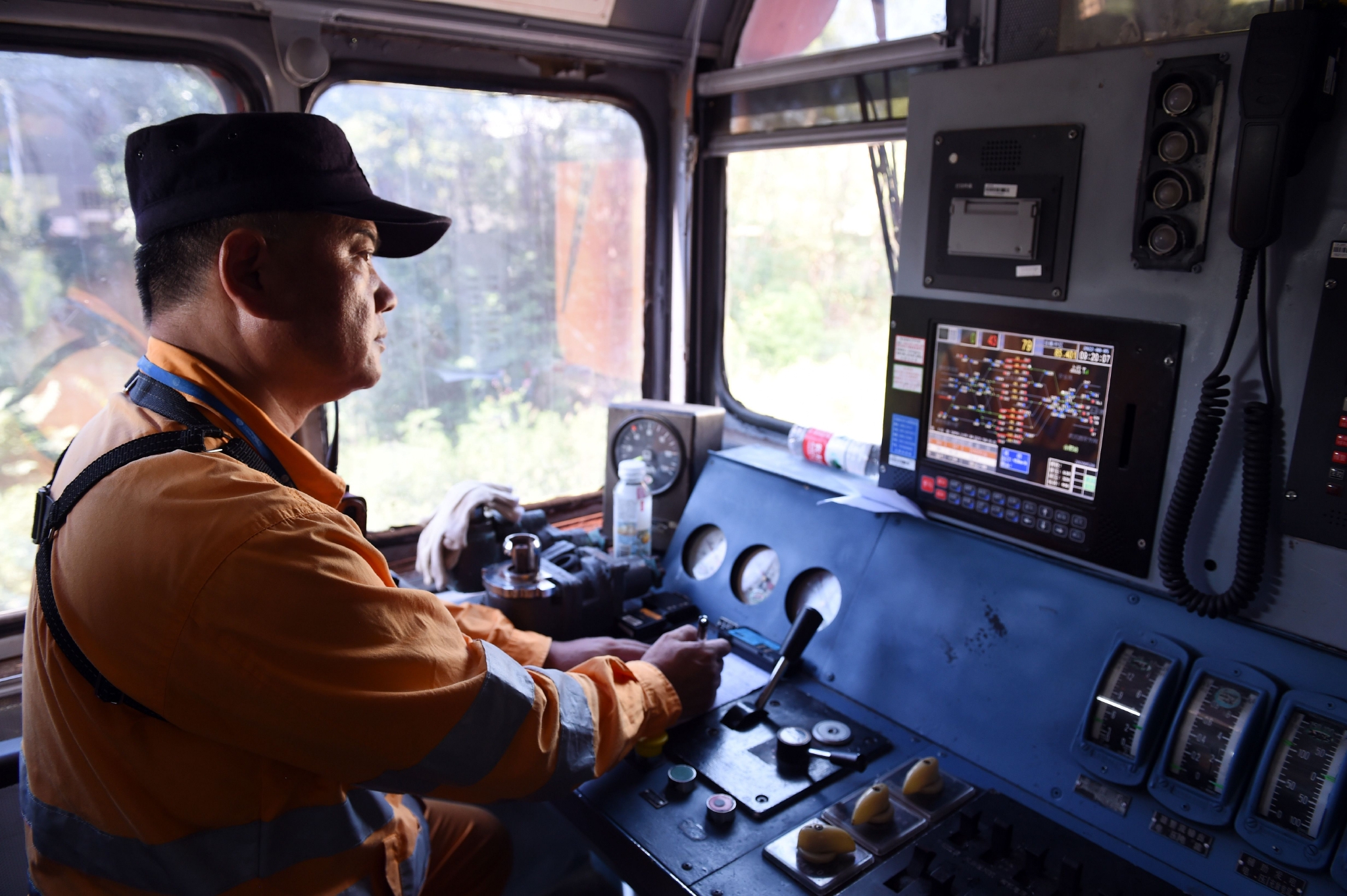 暑运中的调车员:坚守岗位 保障行车安全__财经头条