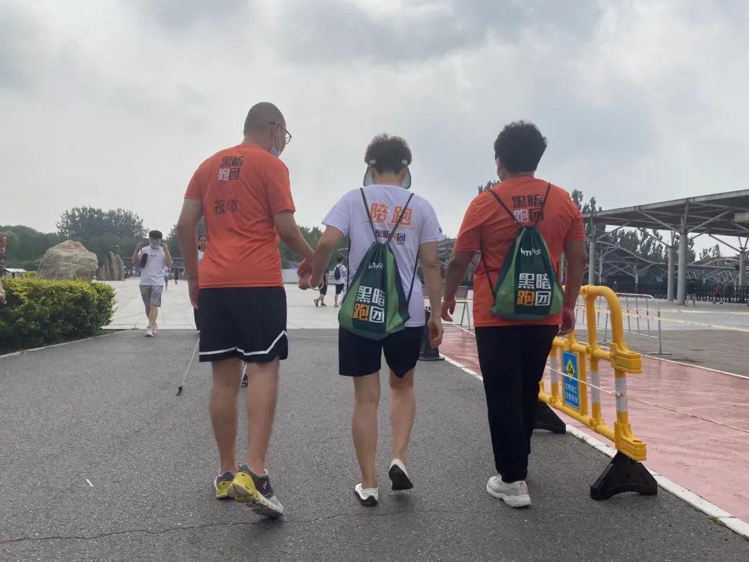 国是观察团视障陪跑员他们世界里最柔软的那束光