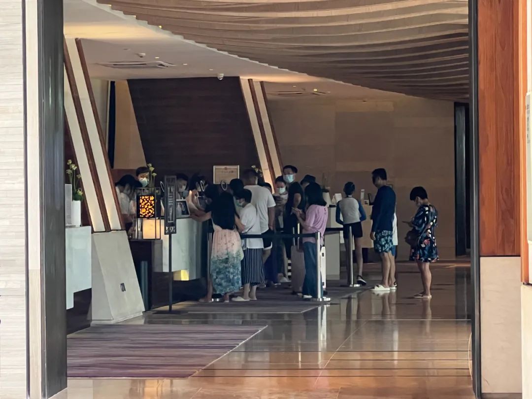 ▲奥斯汀酒店内退房游客排队续住 来源:受访者供图