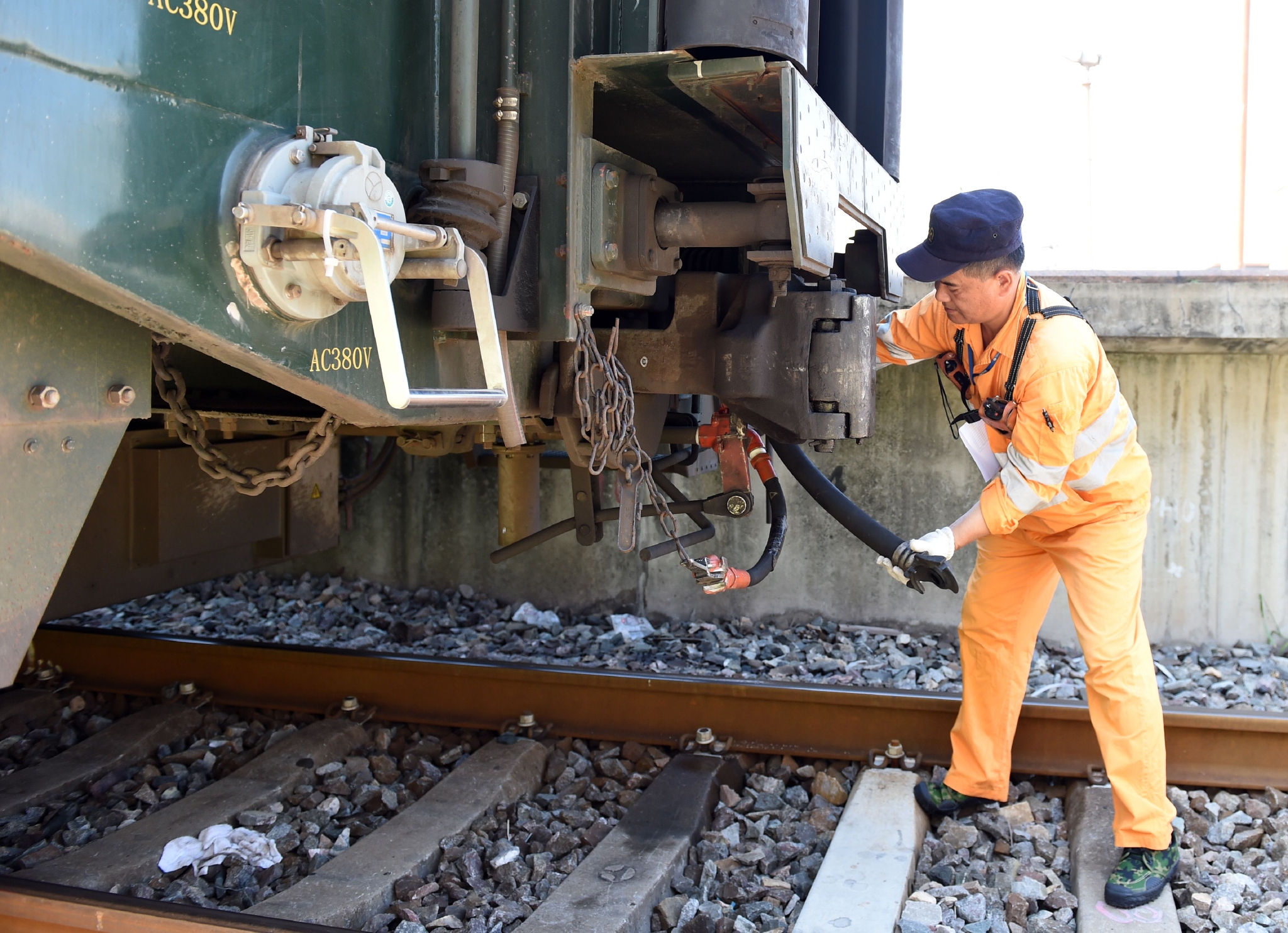 暑运中的调车员:坚守岗位 保障行车安全__财经头条