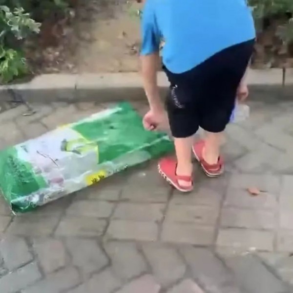 儿子不肯写作业，爸爸带他高温天到路边捡垃圾！上海人秒懂！休闲区蓝鸢梦想 - Www.slyday.coM