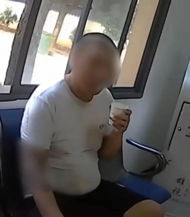 男子跳江轻生又后悔，挣扎40分钟自己游上岸：练会了休闲区蓝鸢梦想 - Www.slyday.coM