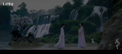 妆面简单柔和，几乎无发饰点缀 | 图源：《花千骨》