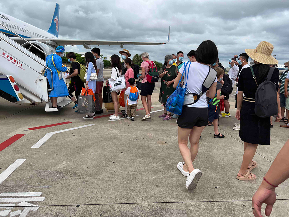 8月5日下午，黄女士一家人登上了三亚飞往上海虹桥机场的航班。 受访者供图