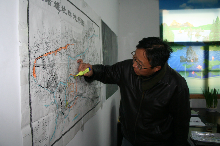 作者在标绘《良渚遗址群地形图》